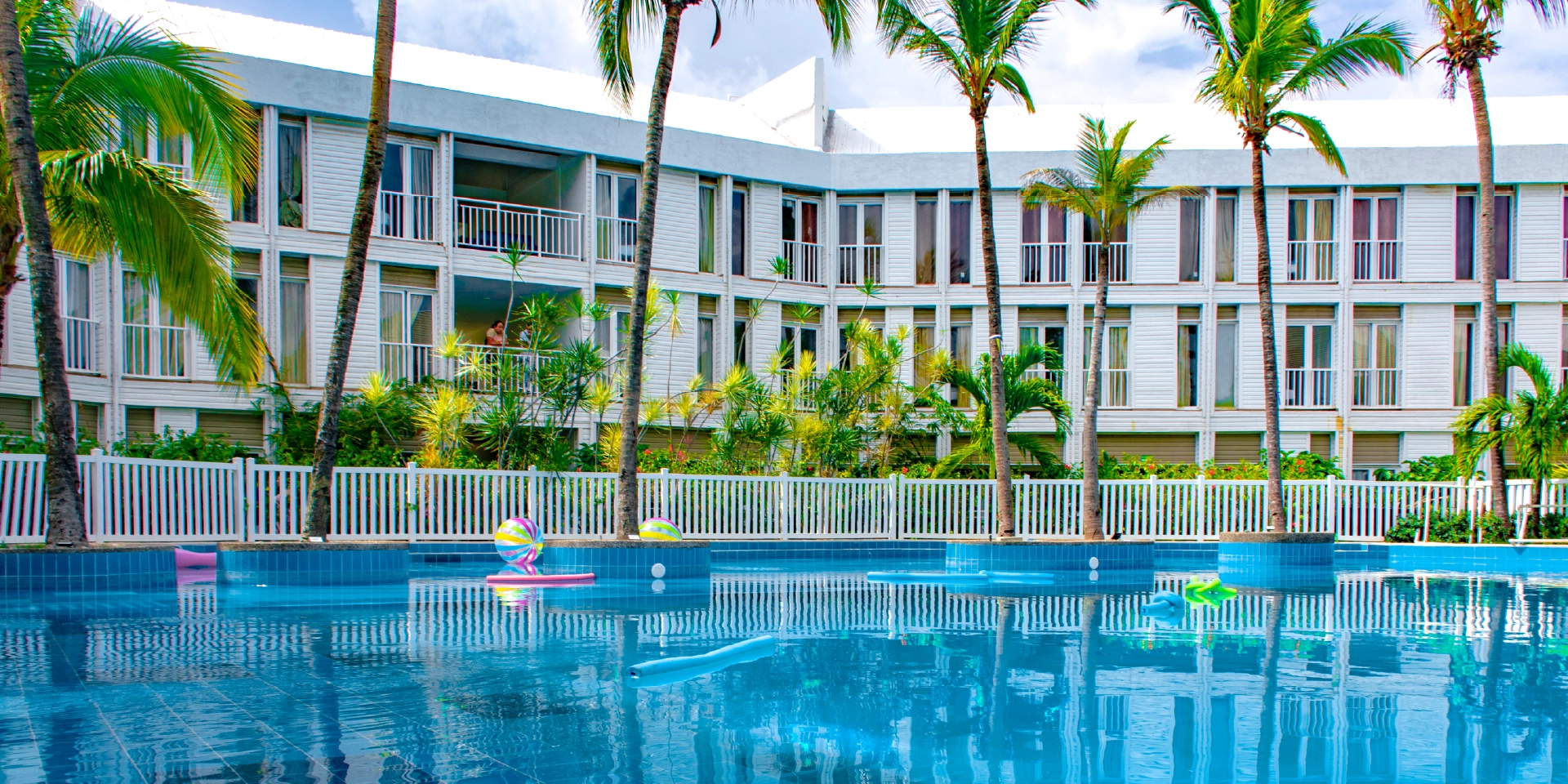 On Vacation Colombia - Destino Nacional San Andrés Hotel Cove - Piscina y palmeras