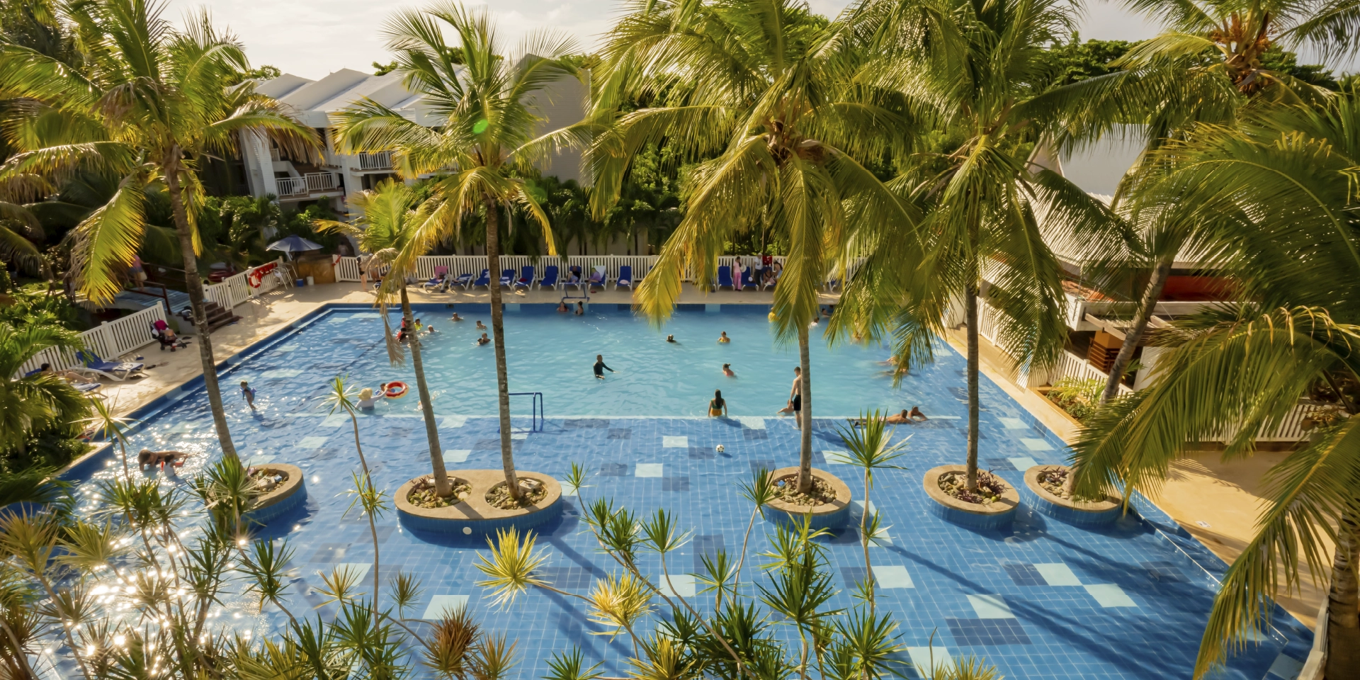 On Vacation Ecuador - Destino San Andrés Hotel Cove piscina y palmeras