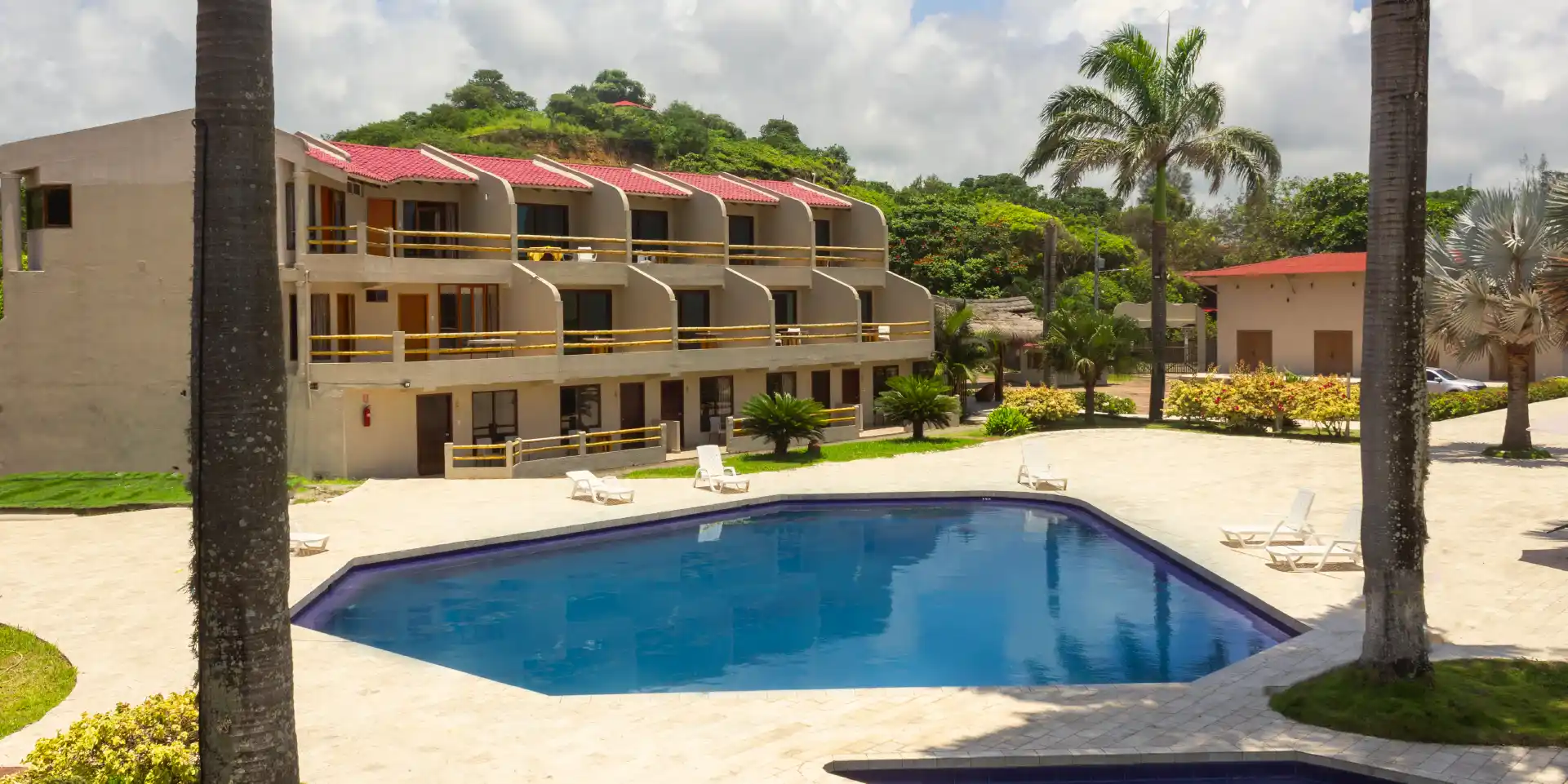 on-vacation-ecuador-montanita-hotel-howard-piscina-09