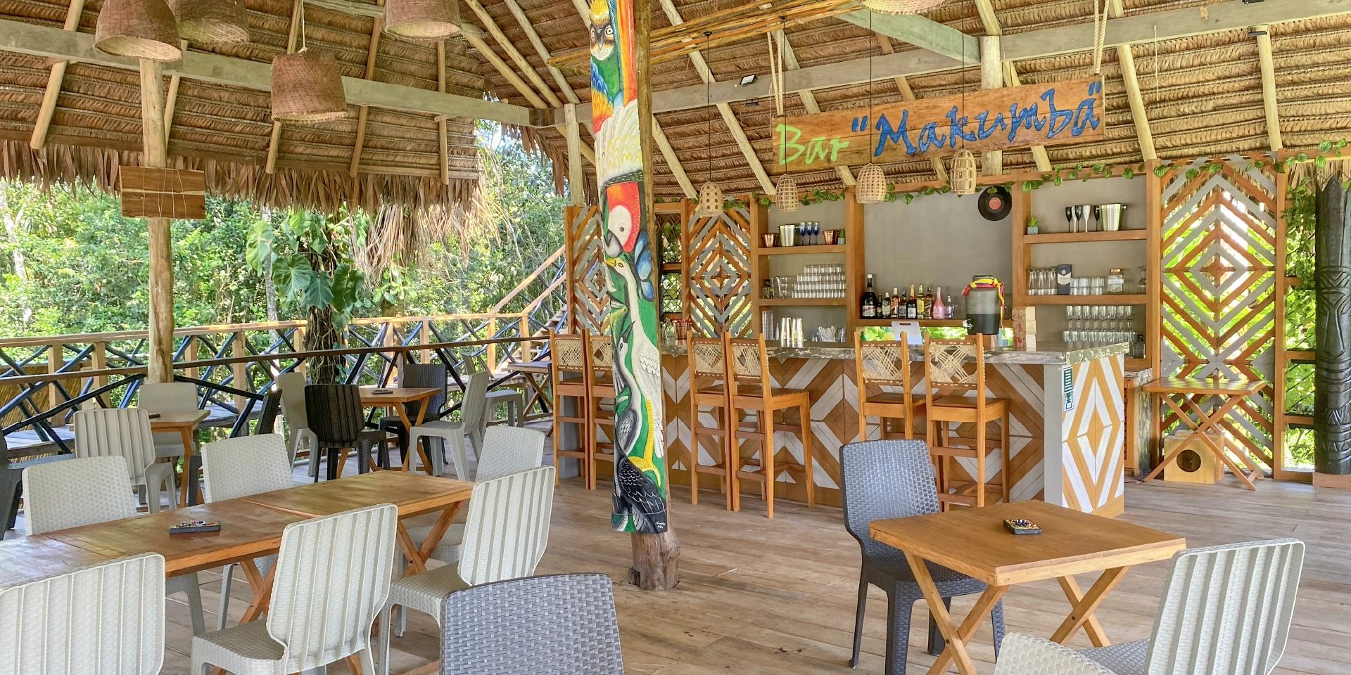 on-vacation-colombia-destino-amazonas-hotel-arara-bar