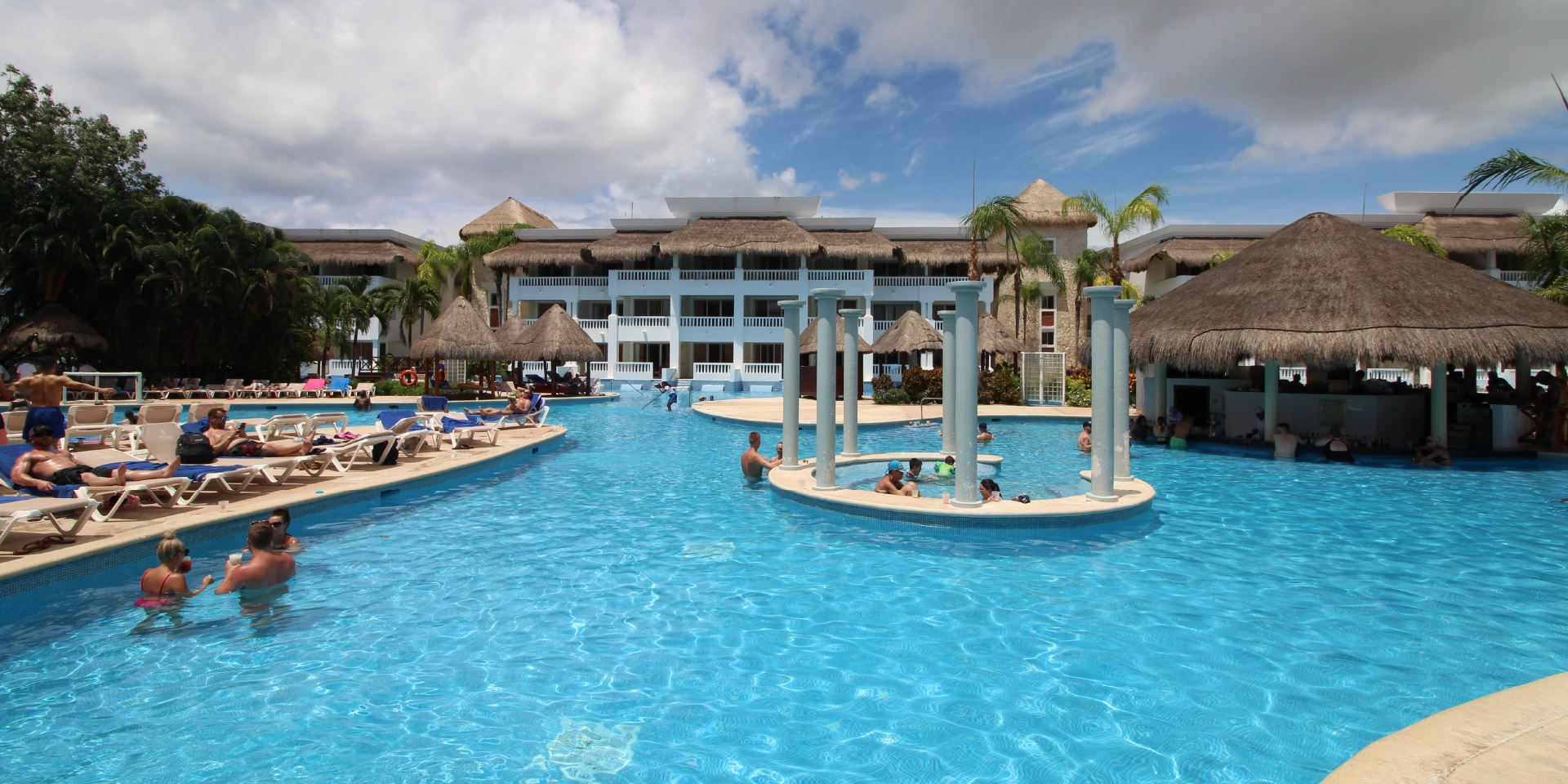 on-vacation-colombia-destino-cancun-hoteles-princess-piscina-adultos