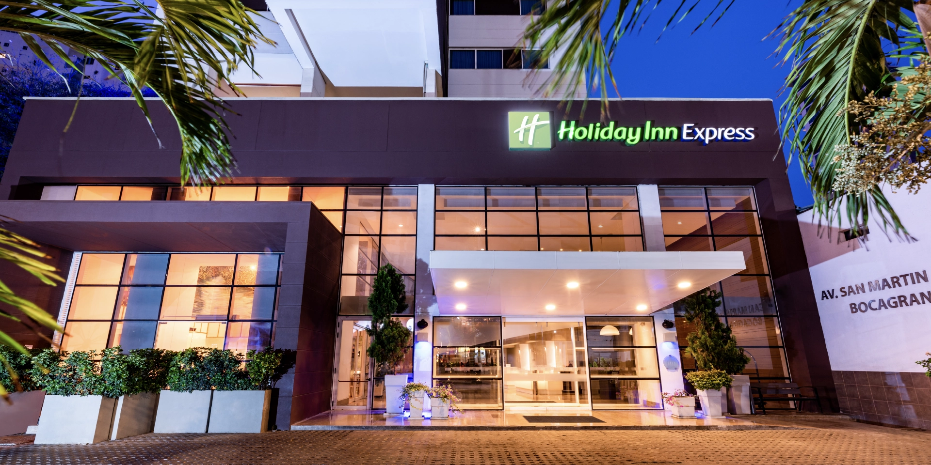 on-vacation-colombia-destino-cartagena-hotel-holidayInn-hotel-fachada