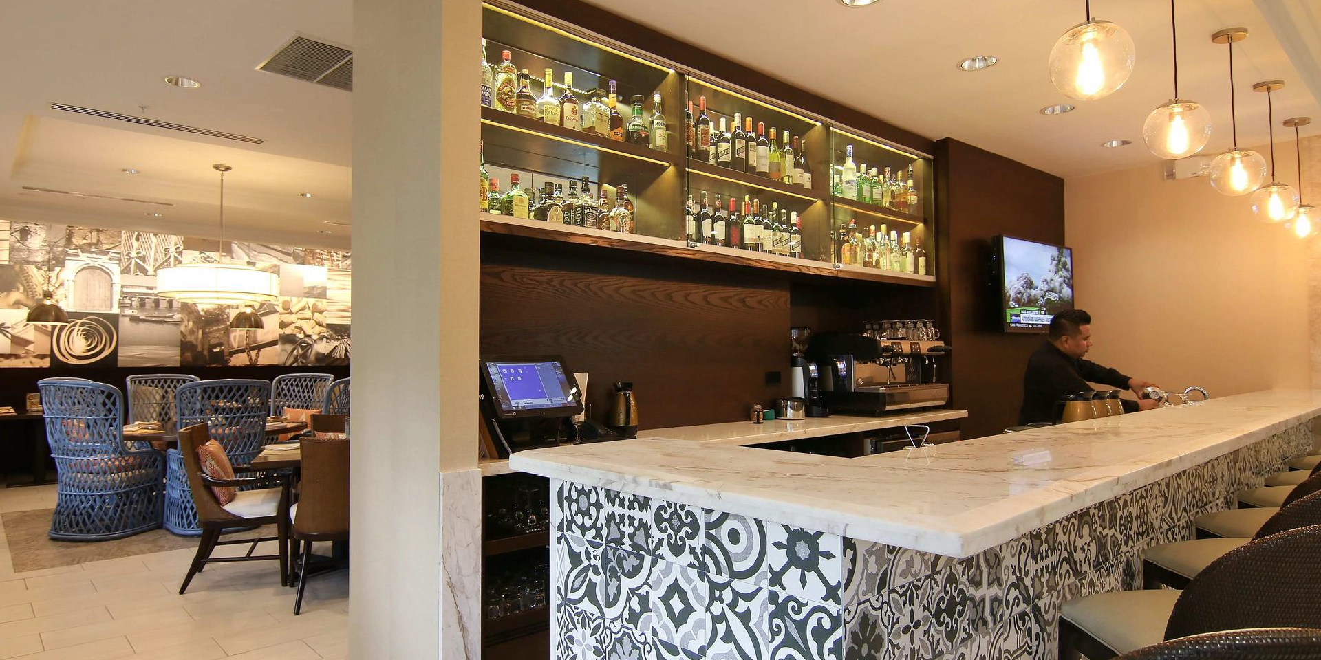 on-vacation-colombia-destino-panama-hotel-executive-bar