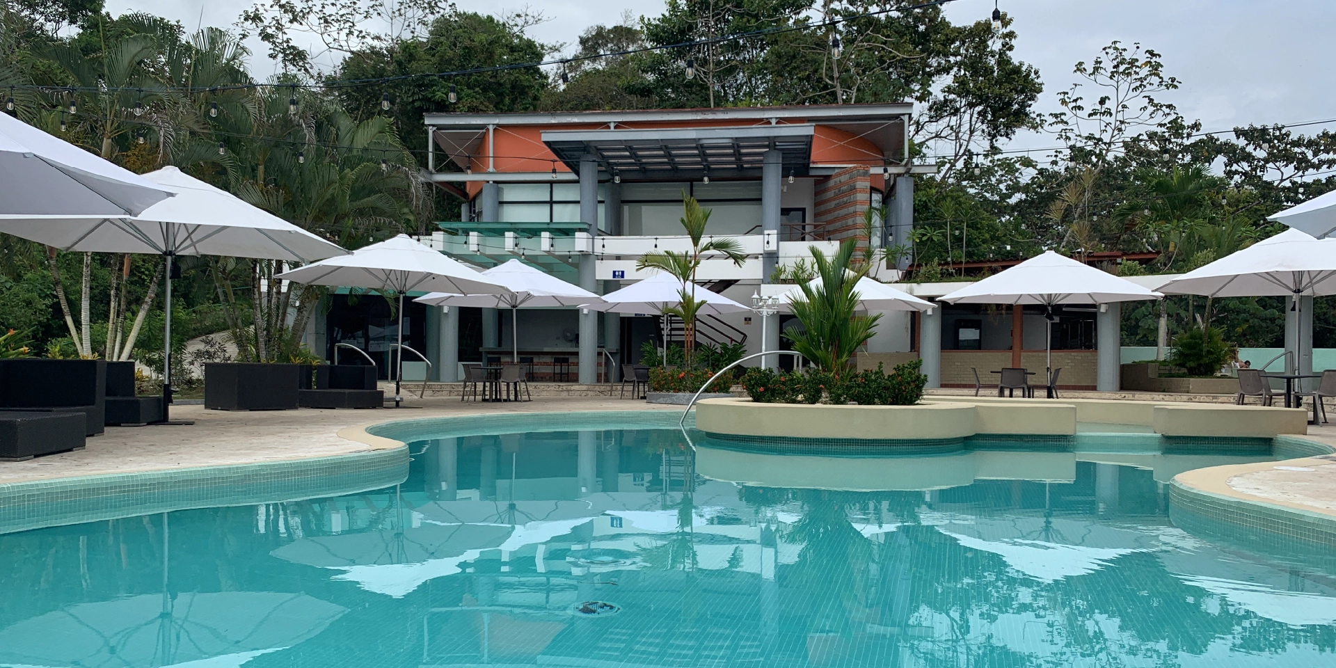 on-vacation-colombia-destino-panama-hotel-summit-rainforest-piscina-asoleadoras