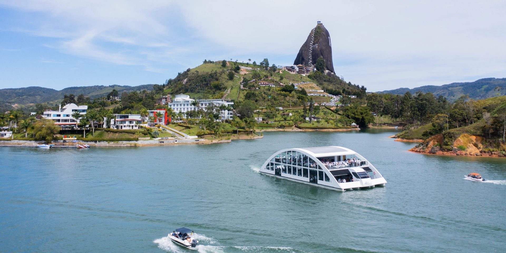 on-vacation-colombia-destino-guatape-hotel-los-recuerdos-embalse-hotel