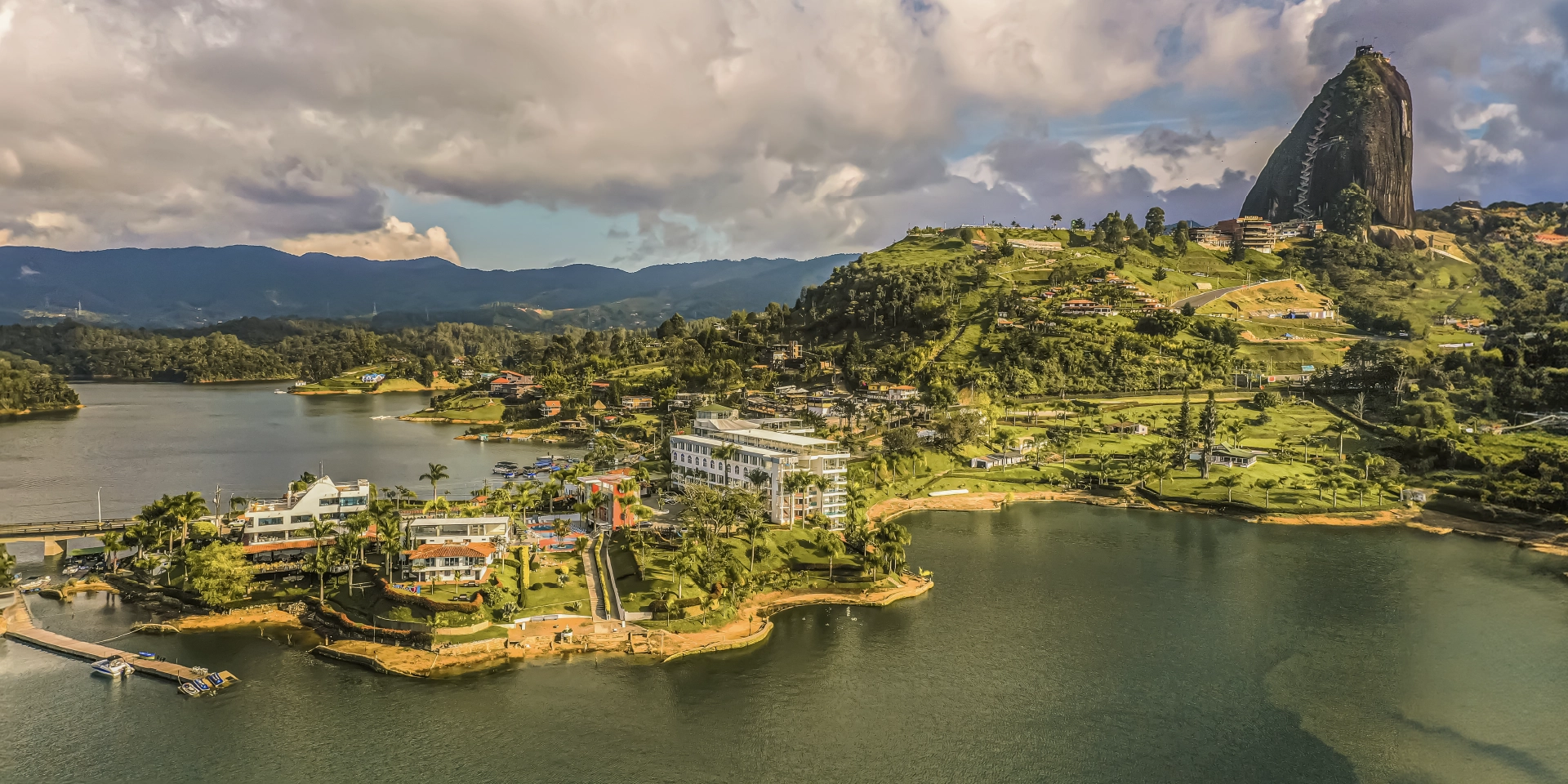 on-vacation-colombia-destino-guatape-hotel-los-recuerdos-panoramica