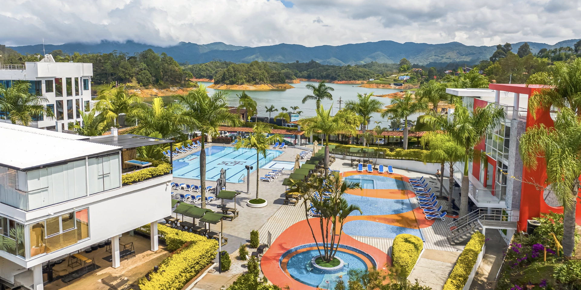 on-vacation-colombia-destino-guatape-hotel-los-recuerdos-piscina-hotel-embalse