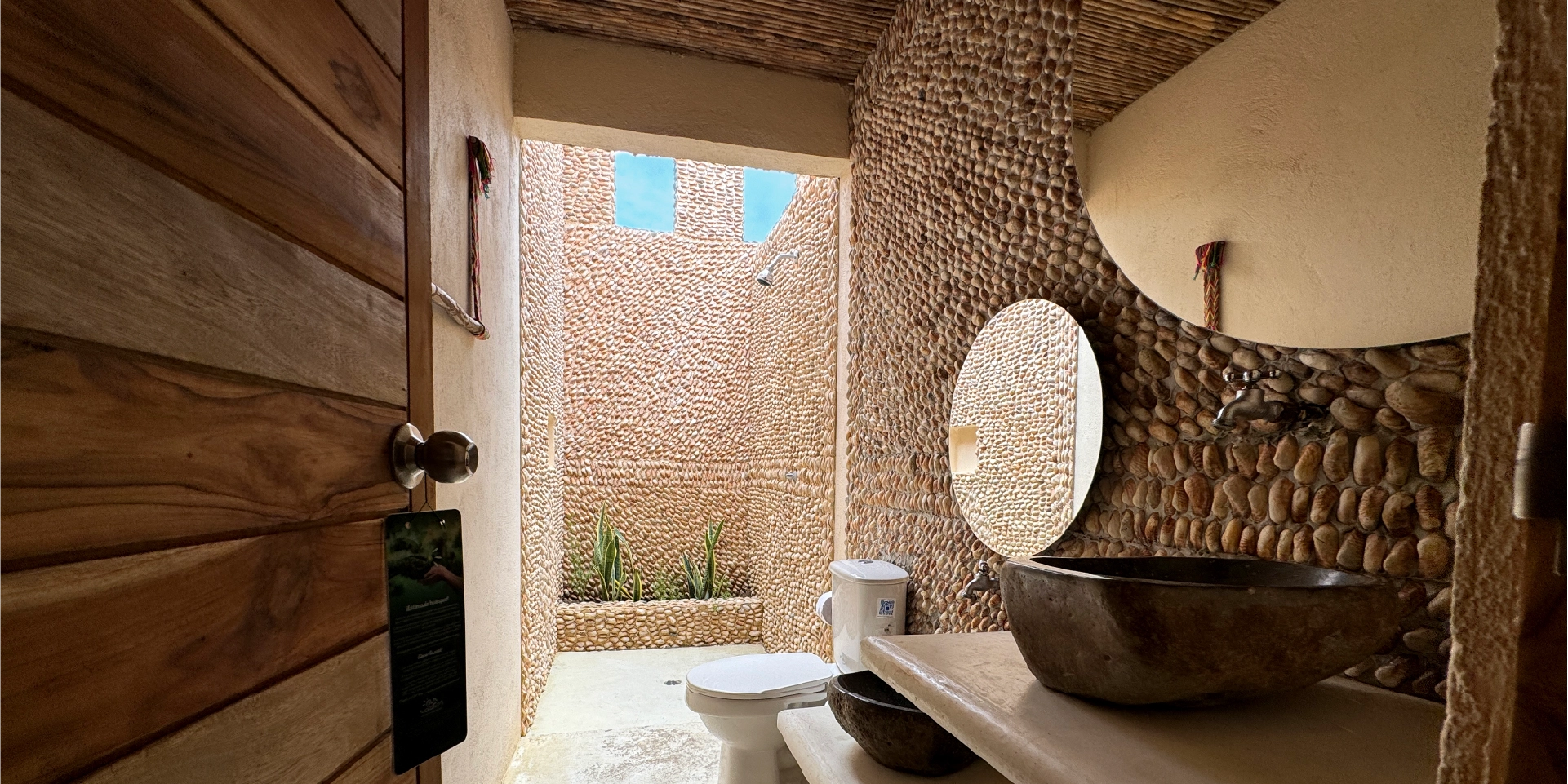 on-vacation-colombia-destino-guajira-hotel-wayira-beach-bungalow-kids-habitacion-1920x960px-18