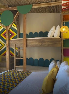 Acomodaciones triples y cu&aacute;druples. Camarote, mini rodadero y mini lavamanos; televisi&oacute;n con se&ntilde;al satelital, aire &nbsp;acondicionado, ba&ntilde;o privado con cielo abierto, puerta de acceso con ventanal, balc&oacute;n con hamaca y minibar.
Ver m&aacute;s
Bungalow Kids
