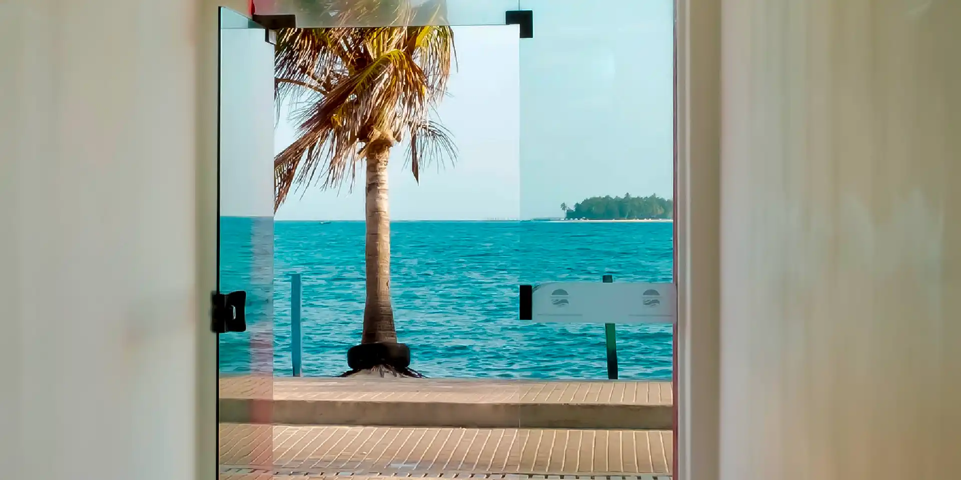 on-vacation-colombia-destination-san-andres-hotel-portobelo-boulevard-1920x960-1 4_11zon