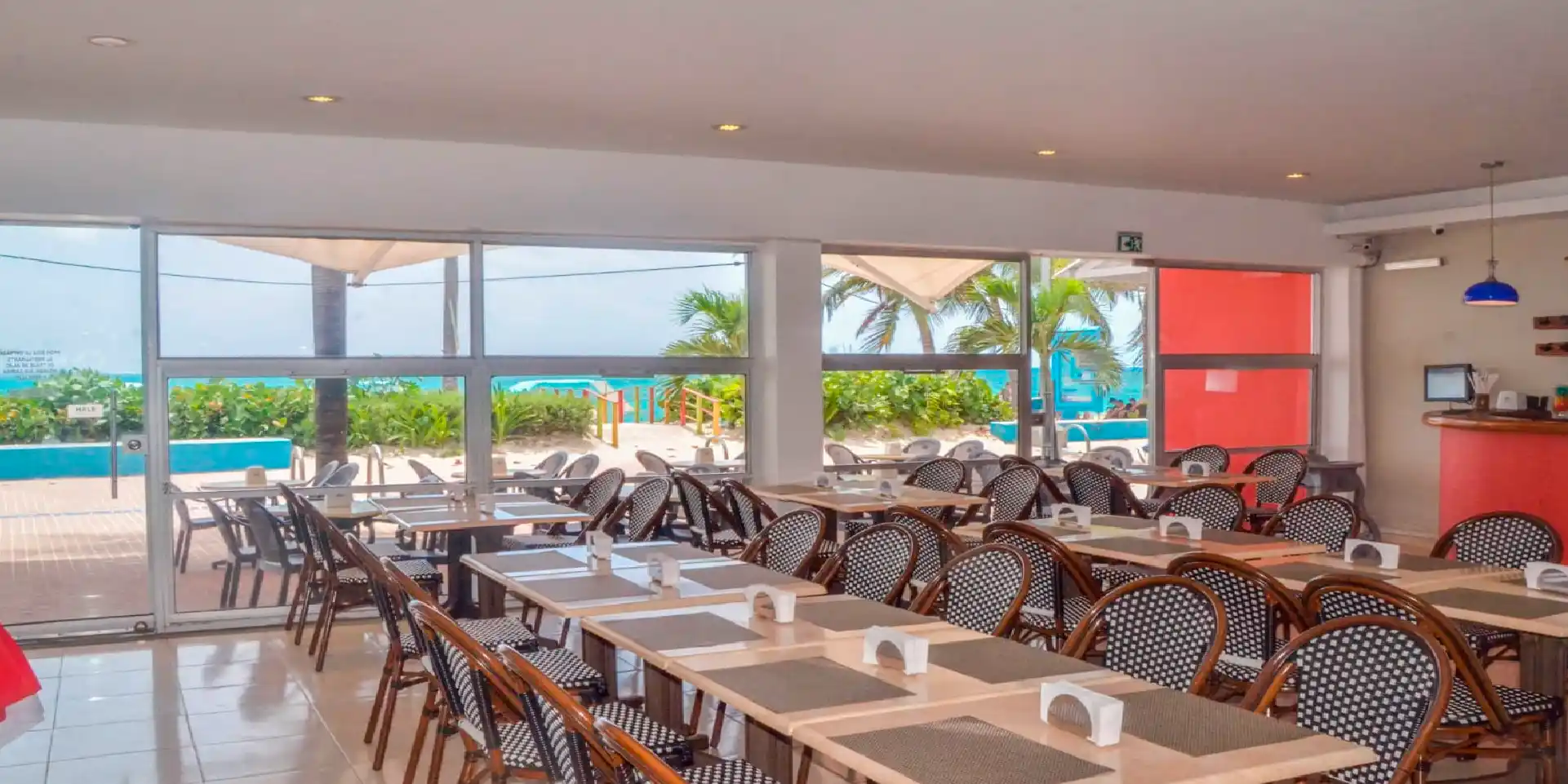 on-vacation-colombia-destination-san-andres-hotel-portobelo-boulevard-restaurant-1920x960 10_11zon