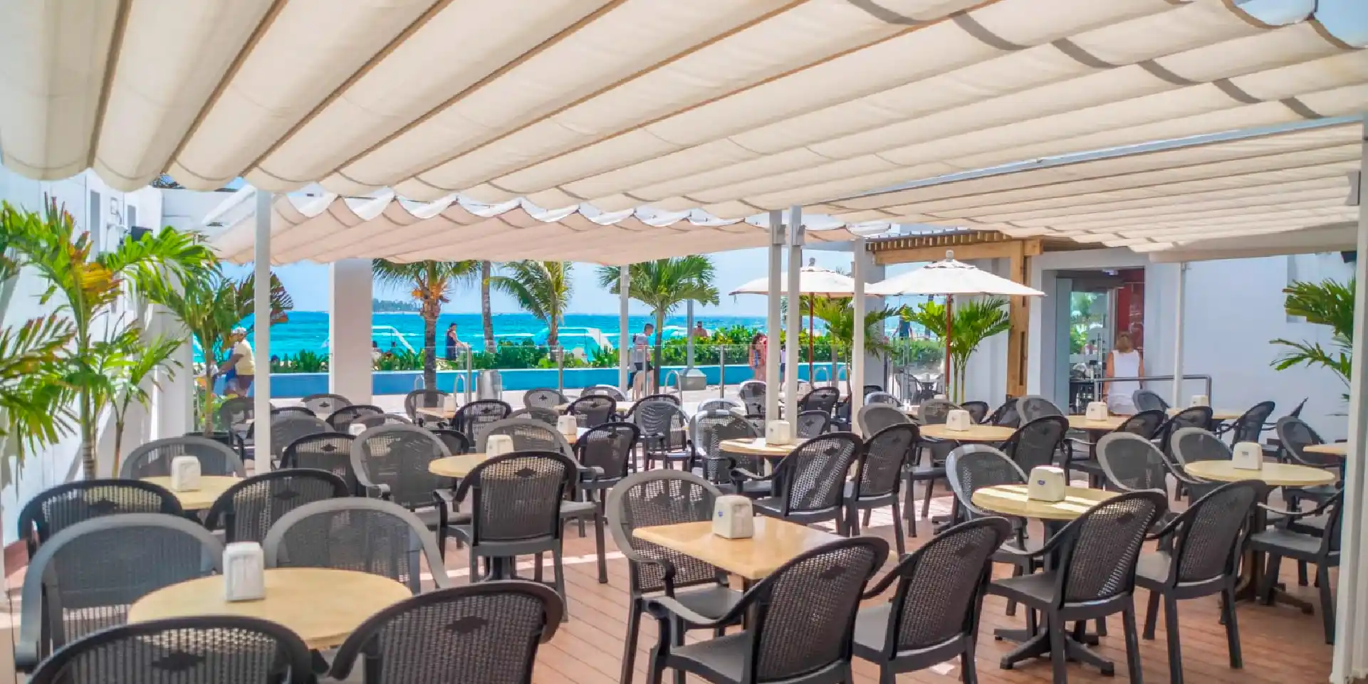 on-vacation-colombia-destination-san-andres-hotel-portobelo-boulevard-restaurant-1920x960 3_11zon