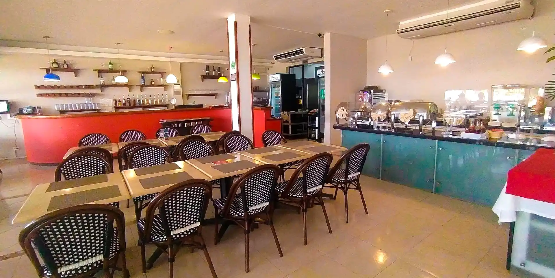 on-vacation-colombia-destination-san-andres-hotel-portobelo-boulevard-restaurant-1920x960 6_11zon