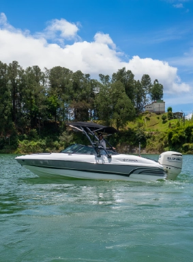 Vive deportes náuticos como kayak y paddle, y disfruta nuestro muelle con lanchas y pontones.
Práctica deportes náuticos