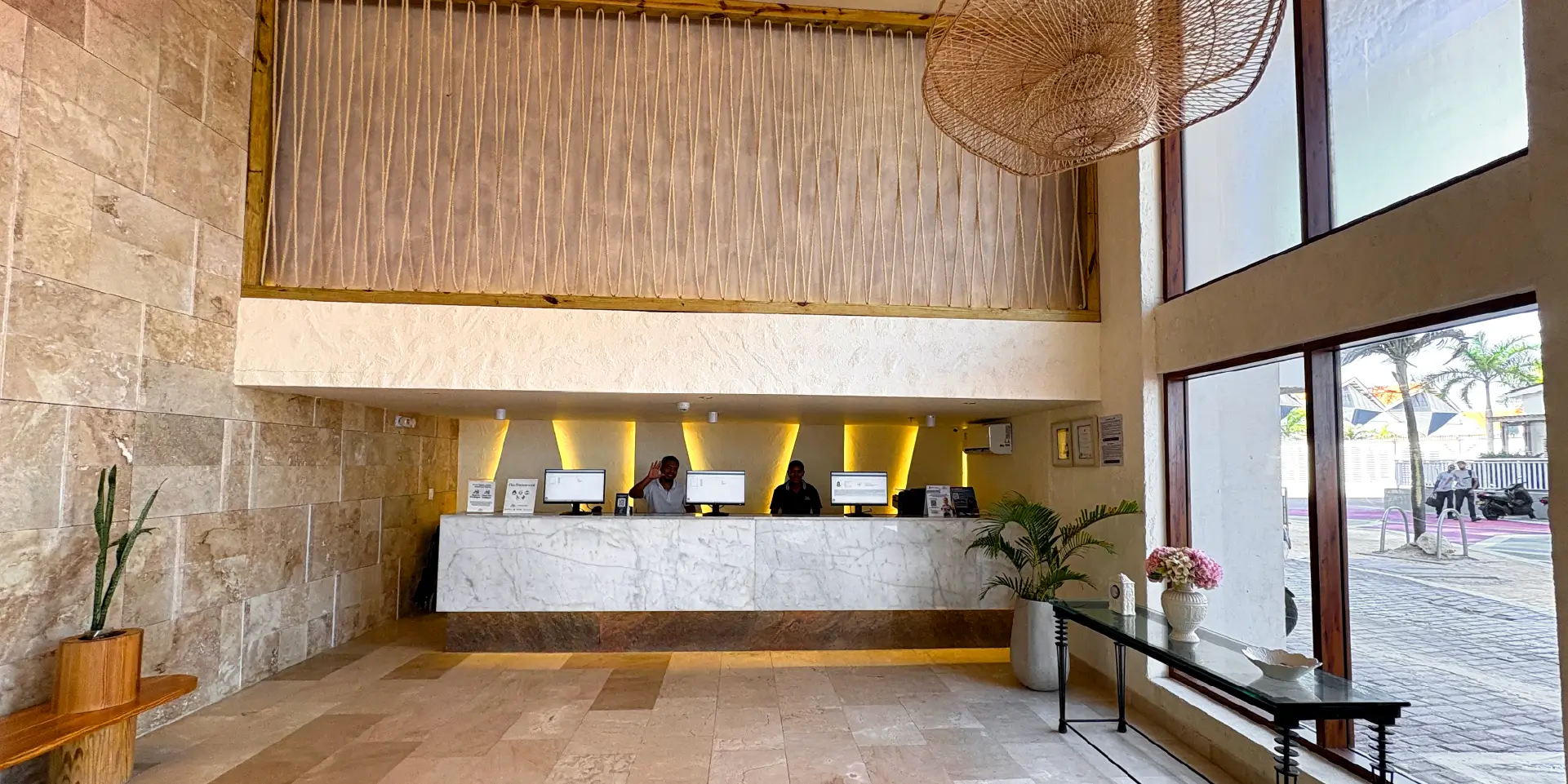 on-vacation-colombia-destination-san-andres-hotel-tone-1920x960px 7 6 (1)
