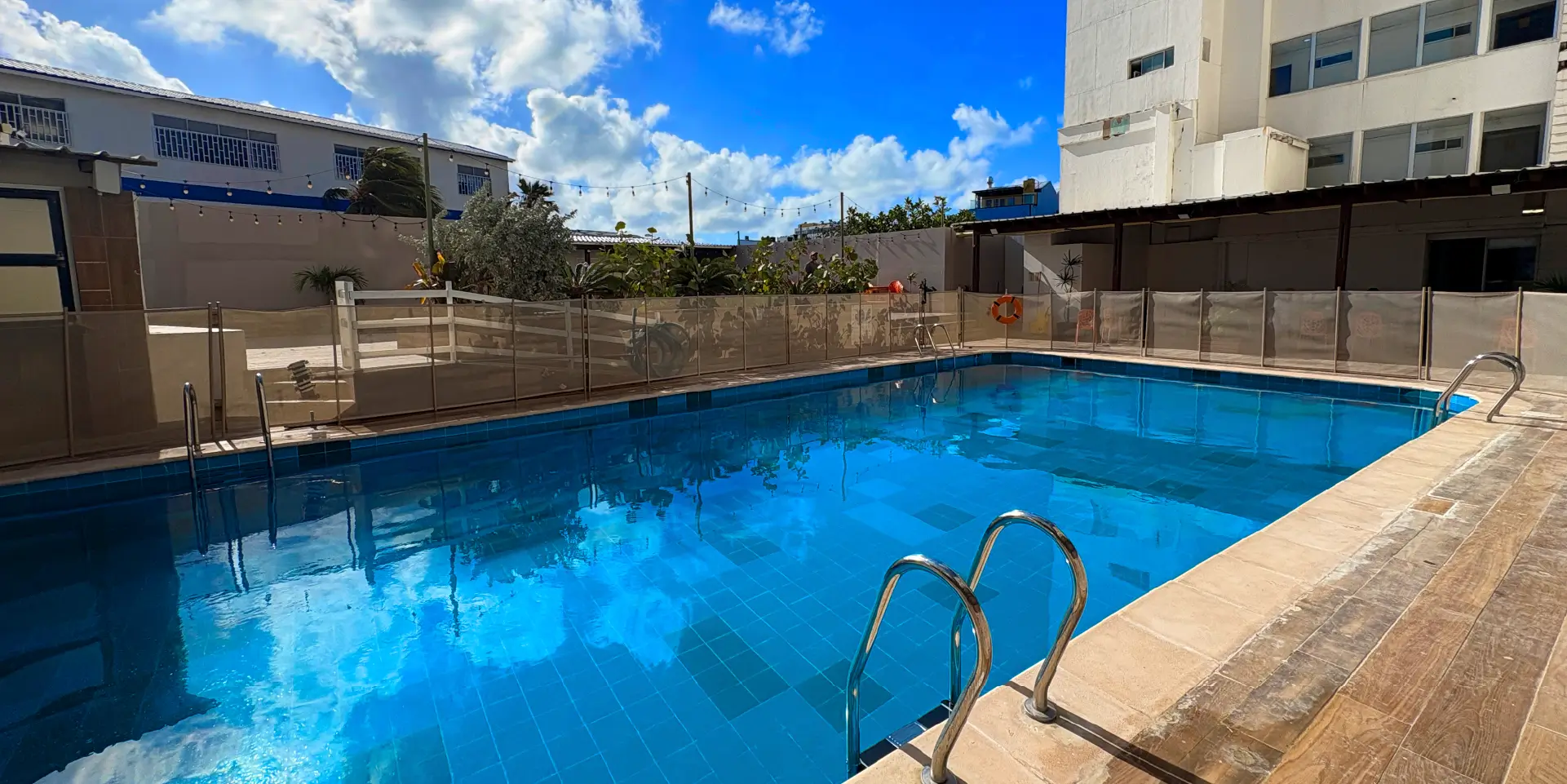 on-vacation-colombia-destination-san-andres-hotel-tone-1920x960px 7 9 (1)