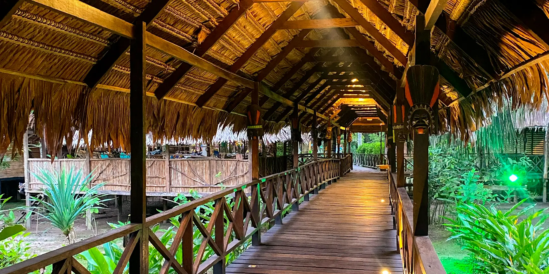 on-vacation-colombia-destino-amazonas-hotel-amazon-pasillos
