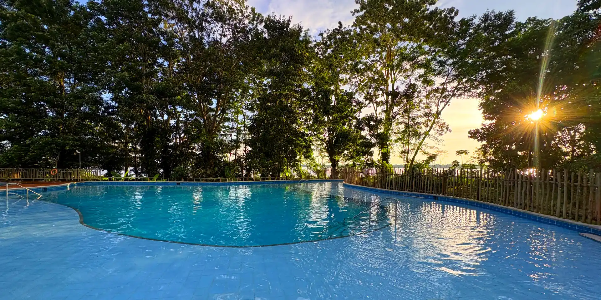 on-vacation-hotel-amazon-amazonas-new-pool-2-1920x960_11zon