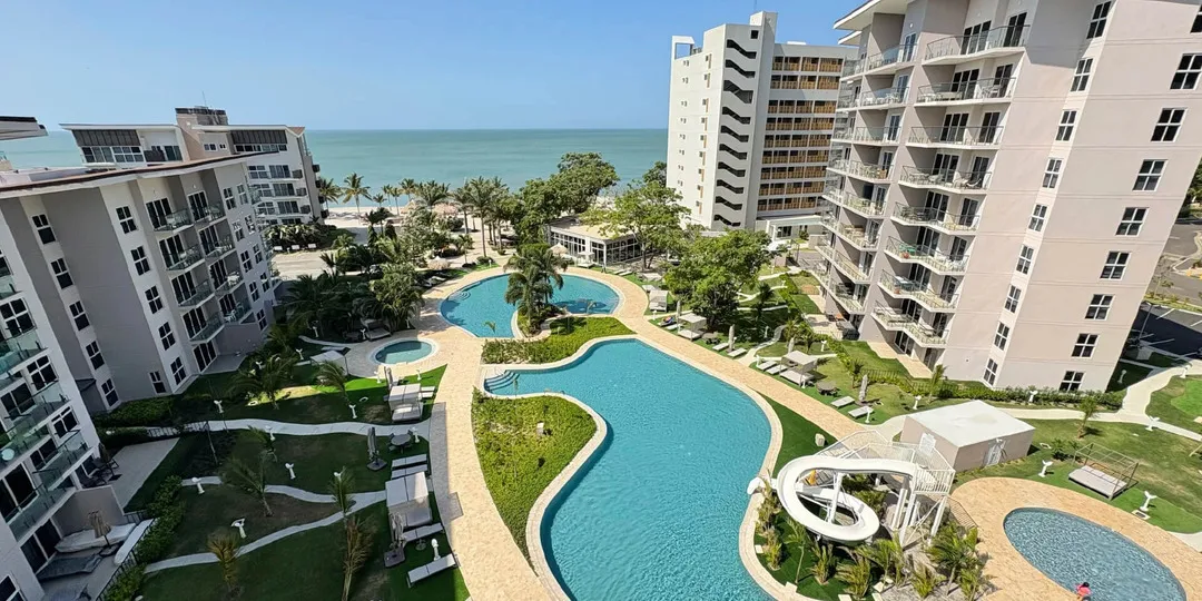 on-vacation-colombia-destino-panama-hotel-playa-caracol-piscina-1920x960px-172x-100-convertido-de-jpg.webp