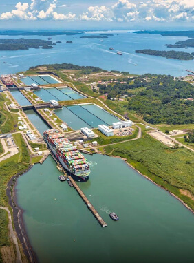 Es un canal de navegación ubicado entre el mar Caribe y el océano Pacífico. Atraviesa el punto más estrecho del istmo de Panamá.
Canal de Panamá