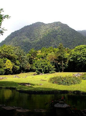 Es un hermoso pueblo en las montañas situado en el cráter de un volcán extinto. Adicional tienes cerca Playa Caracol, Playa Malibú, Cerro Chame (Cruz de Cerro Chame), Coronado Beach y Coronado Mall, El Valle de Antón, Casco Antiguo y Albrook Mall en Ciudad de Panamá.
Valle de Antón