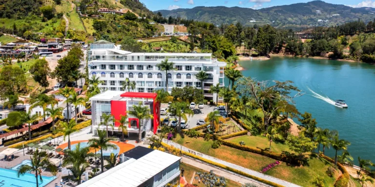 on-vacation-colombia-destino-guatape-hotel-los-recuerdos-hotel-aerea-embalse (1) (1)